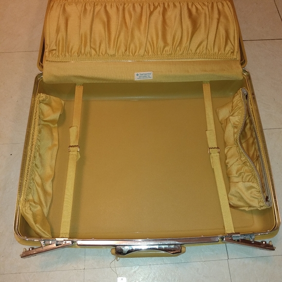 Vintage Samsonite Suitcase with all Original Tags - Picture 3 of 13